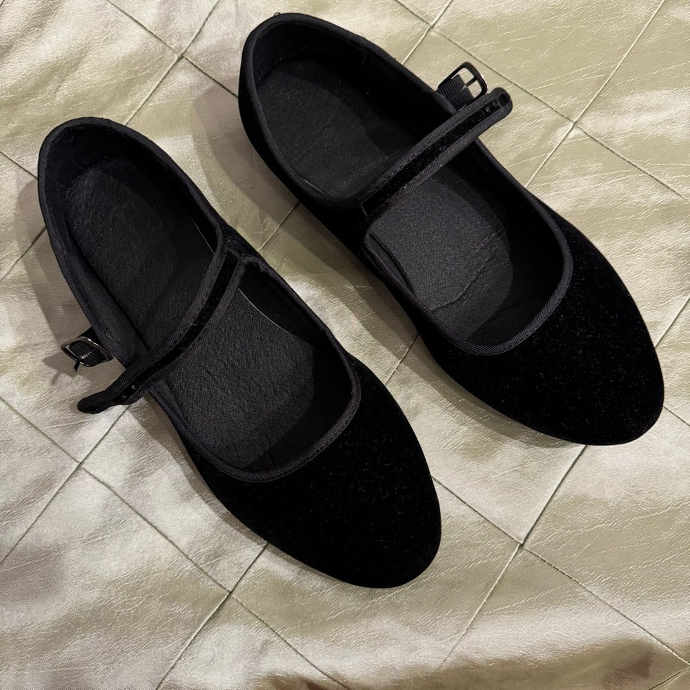 BLACK VELVET FLATS.